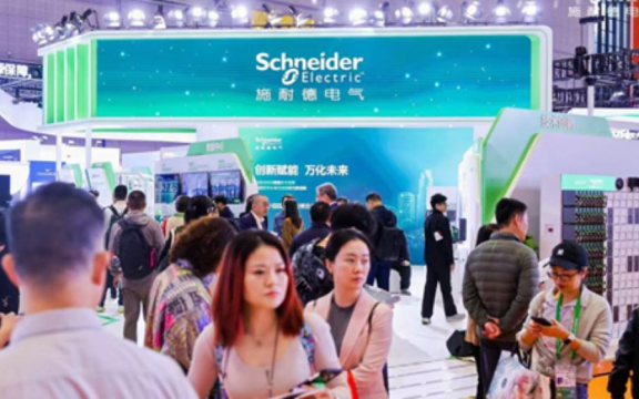 八载同行，向"新"而生，施耐德电气以数智创新亮相进博会
